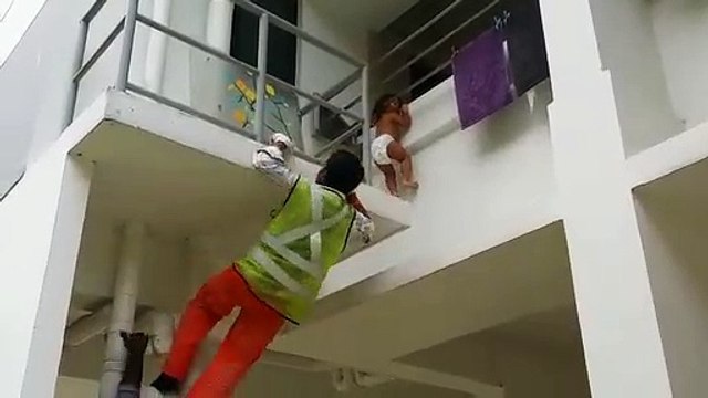 Cet ouvrier sauve un bébé suspendu au balcon !