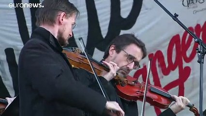 Concerto de protesto às portas da Ópera de Paris