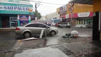 Chuva registrada em Cajazeiras deixa centro da cidade inundado