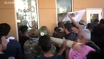 شاهد: لحظة اقتحام المتظاهرين العراقيين السفارة الأمريكية في بغداد