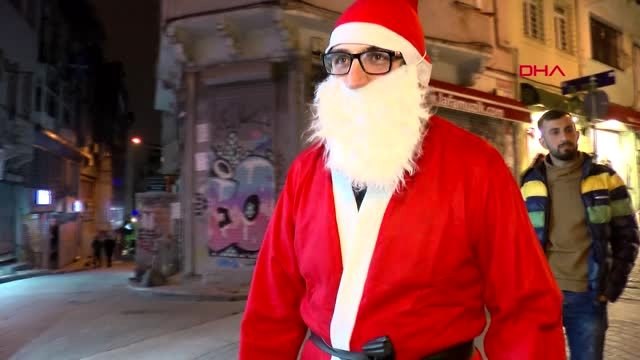 Galata kulesi'nde noel baba kostümü giyen kişi vatandaşlarla fotoğraf çektirdi