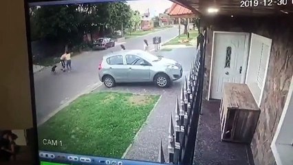 Intentaron robarle y echó al ladrón a los golpes