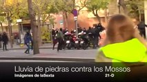 Lluvia de piedras contra los mossos y 'la lechera' sale a embestir a los agresivos 'indepes'