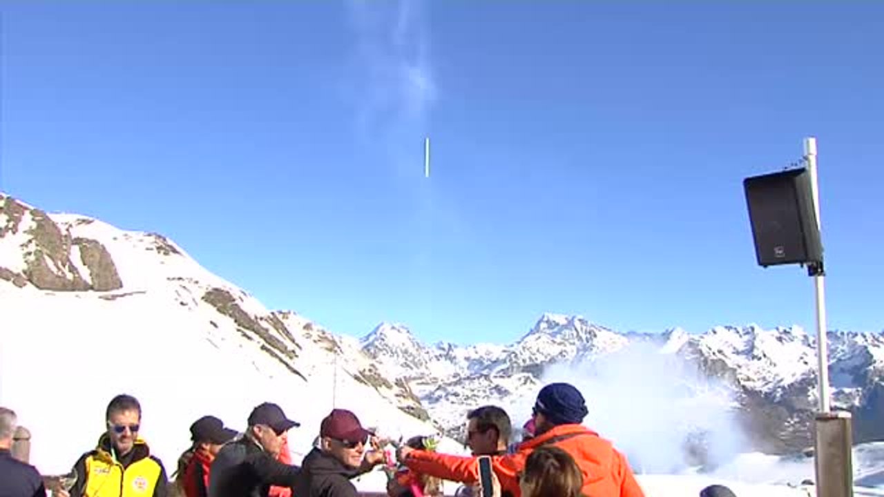 Cientos de esquiadores celebran el Año Nuevo en la nieve