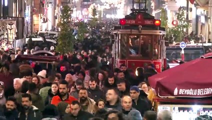 İstiklal Caddesi'nde iğne atsan yere düşmüyor