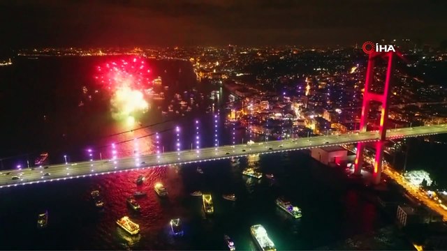 15 Temmuz Şehitler Köprüsü’nde yılbaşı coşkusu havadan görüntülendi