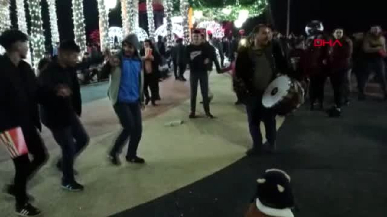 Mersin'de davullu zurnalı yılbaşı kutlaması