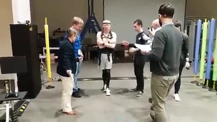 VIDEO: Después de una misión espacial este astronauta tiene que aprender 'de nuevo' a andar