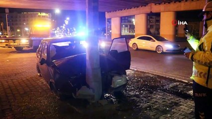 Kaza yaptılar yaralı halde otomobili bırakıp kaçtılar