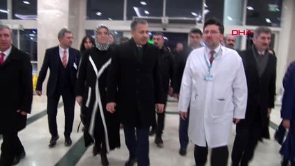 Vali yerlikaya, 2019'un son bebeği, yeni yılın ilk bebeğine altın taktı