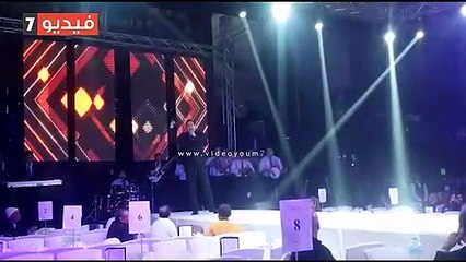 حكيم يبدأ حفل رأس السنة بأغنية " السلام عليكم"