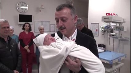 Başkan büyükakın, 2020'nin ilk çocuğu enes'in kulağına ezan okudu