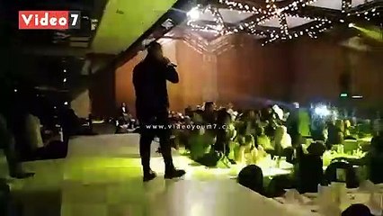 شاهد.. الليثى يشعل حماس جمهوره بـ"عم يا صياد" فى ثانى حفلاته برأس السنة