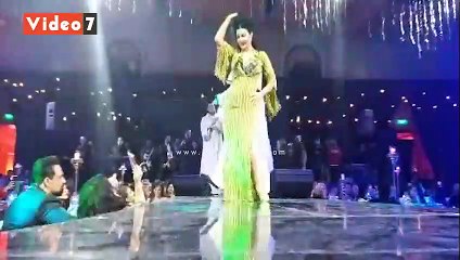 "المعلمة" صافيناز ترقص بالشيشية فى حفل رأس السنة