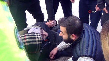 İnegöl'de yolun karşısına geçen yayaya çarpan motosiklet çarptı