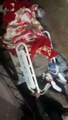 أمن مستشفى جامعة طنطا يحملون مريضا بالسرير لتعطل الأسانسيرات