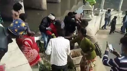 पति से हुई लड़ाई तो नाले में कूद गई महिला, राहगीरों ने बचाया