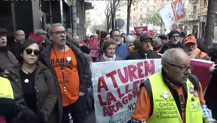 Manifestantes frente a la sede de ERC cantan un villancico: “Roban y roban y vuelven a robar”