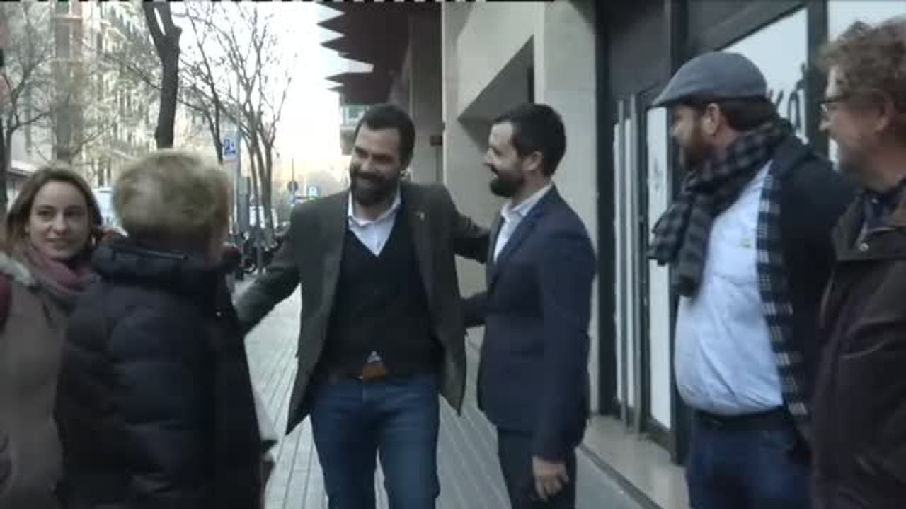Manifestantes frente a la sede de ERC cantan un villancico: "Roban y roban y vuelven a robar"