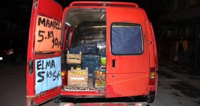 Minibüsüyle meyve satan seyyar satıcı aracında ölü bulundu