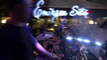 Bursalılar yeni yıla müzik ve danslarla girdi