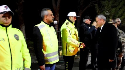 Manisa Valisi Deniz'den sürücülere kitap ve oyuncak hediyesi