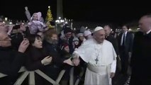 El Papa de Roma: la violenta reacción de Francisco ante una mujer que le tira del brazo