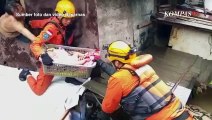 Petugas Basarnas Evakuasi Bayi Korban Banjir Dalam Keranjang