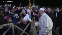 Video: Papa Francis elini sertçe çeken kadına tepki gösterdi