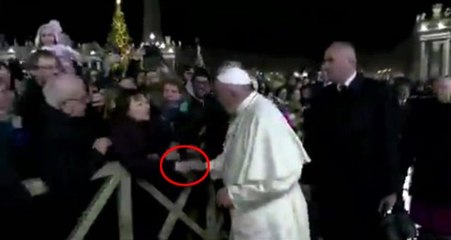Elini bırakmayan kadın, Papa'ya kameralar önünde zor anlar yaşattı