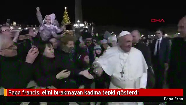 Papa francis, elini bırakmayan kadına tepki gösterdi