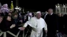 Papa Francis elini sertçe çeken kadına tepki gösterdi
