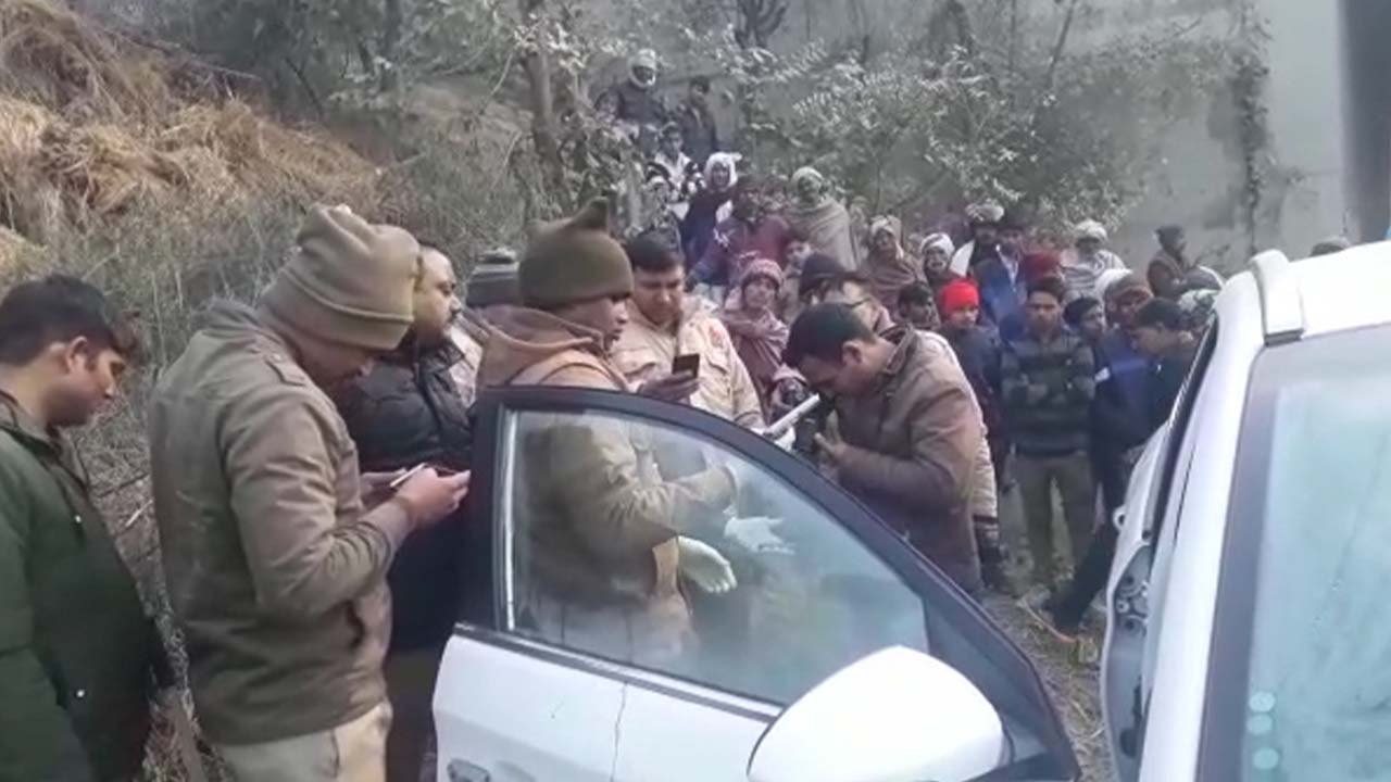 मथुरा: यमुना एक्सप्रेस-वे पर कार में पत्नी-बच्च...