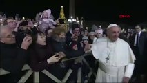 Papa Francis'ten elini bırakmayan kadına sert tepki