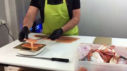 Une fois salés et fumés, les filets sont soigneusement découpés