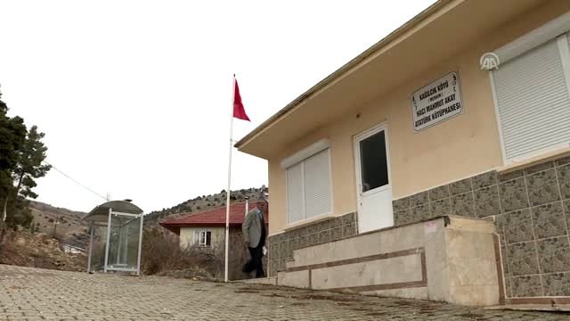 Kurduğu kütüphaneyi çocuklar üşümesin diye her gün ısıtıyor