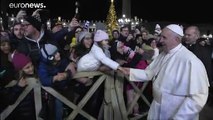 Manotazo y bronca del papa Francisco a una fiel demasiado brusca