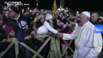 VIDEO: Il Papa colpisce seccato una fedele, poi si scusa per aver perso la pazienza
