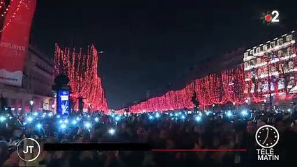 Des dizaines de milliers de personnes rassemblées à Paris sur les Champs-Elysées pour célébrer la nouvelle année - VIDEO