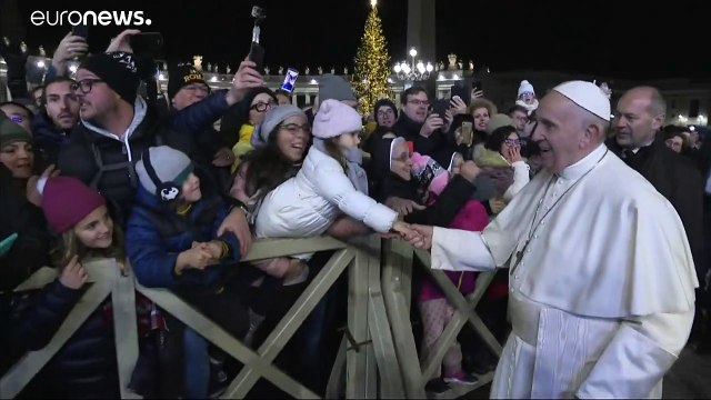 شاهد: البابا فرانسيس يضرب مؤمنة على يدها في الفاتيكان
