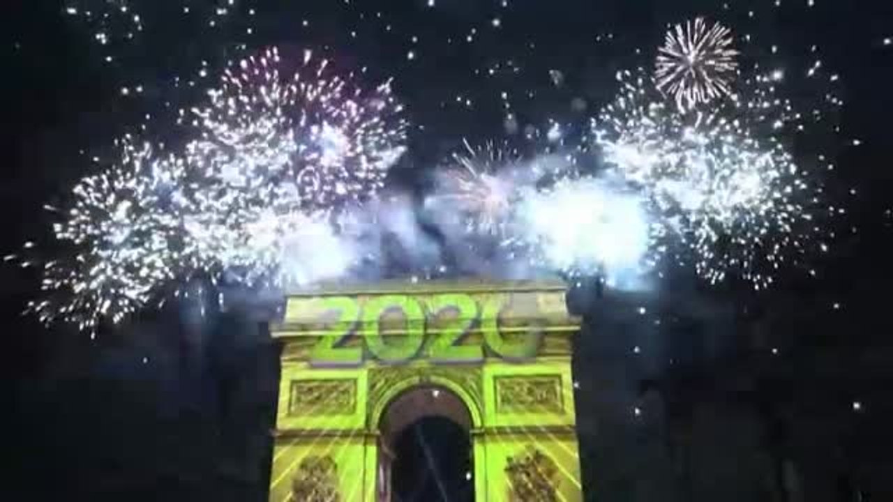 París da la bienvenida a 2020 con una espectacular fiesta en los Campos Elíseos