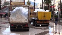 Kar yağmayan ilçeye kamyonlarla kar getirildi, çocuklar keyfini çıkardı