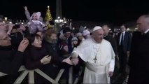 Sorprendente reacción del Papa Francisco pegando varios manotazos a una feligresa