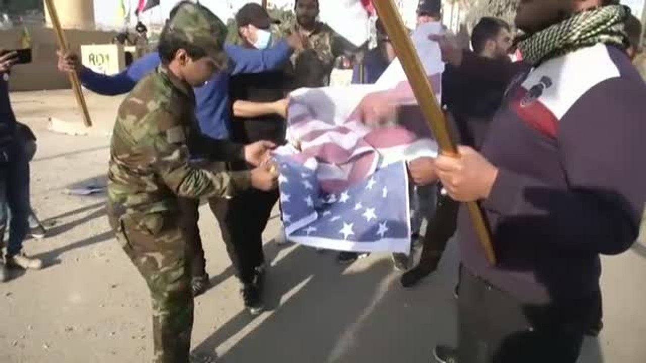 Miles de personas toman la embajada de EEUU en...
