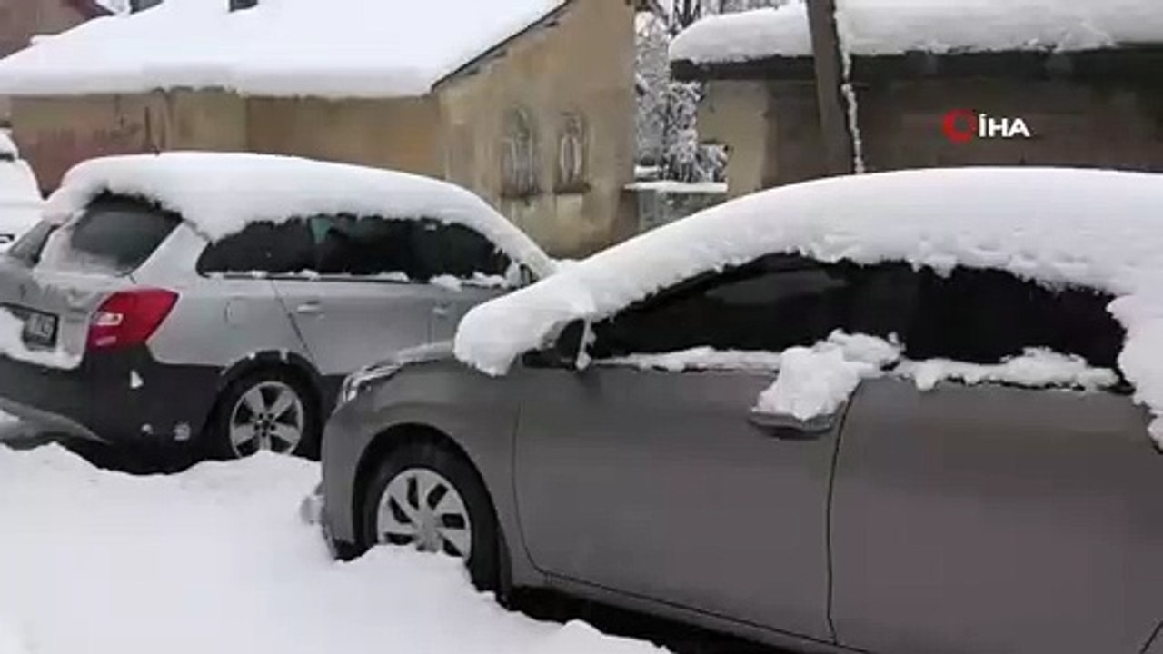 Bitlis’te tek katlı evler kara gömüldü, 40 köy yolu ulaşıma kapandı