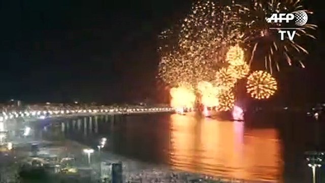 Milhões se reúnem em Copacabana para receber 2020