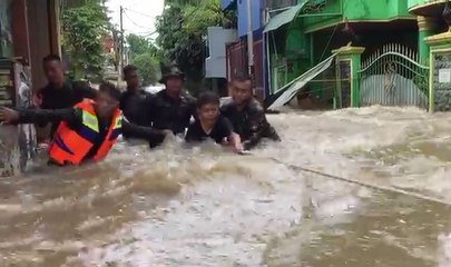 Video Personel TNI AU Bantu Korban Banjir di Jakarta Timur