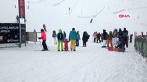 Bolu kartalkaya'da yeni yılın ilk gününde kayak keyfi
