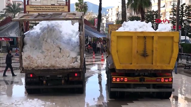Kar yağmayan ilçeye çocucuklar için kamyonlarla kar getirildi