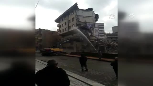 Yıkımı yapılan bina yan binanın üzerine devrildi (1)- SİİRT
